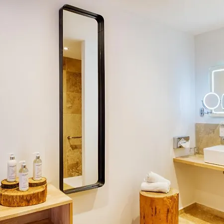 Le Domaine De Baulieu, Singuliers